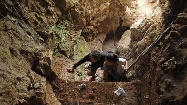 Σπουδαία ανακάλυψη με συμμετοχή Ελληνίδας ερευνήτριας στο σπήλαιο Ντενίσοβα, το «σπίτι» των Νεάντερταλ